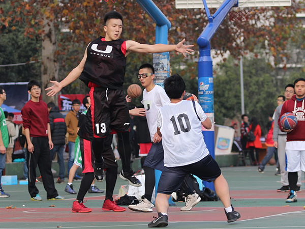 （我方球員奮力防守）.jpg