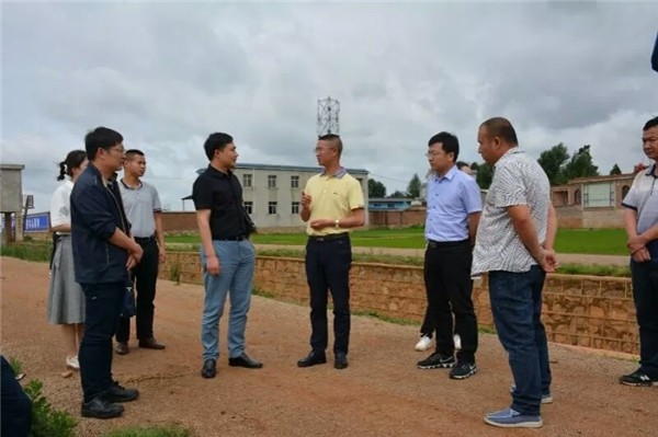 4.師宗縣相關(guan) 領導陪同參觀調研石洞村蔬菜種植合作社.jpg