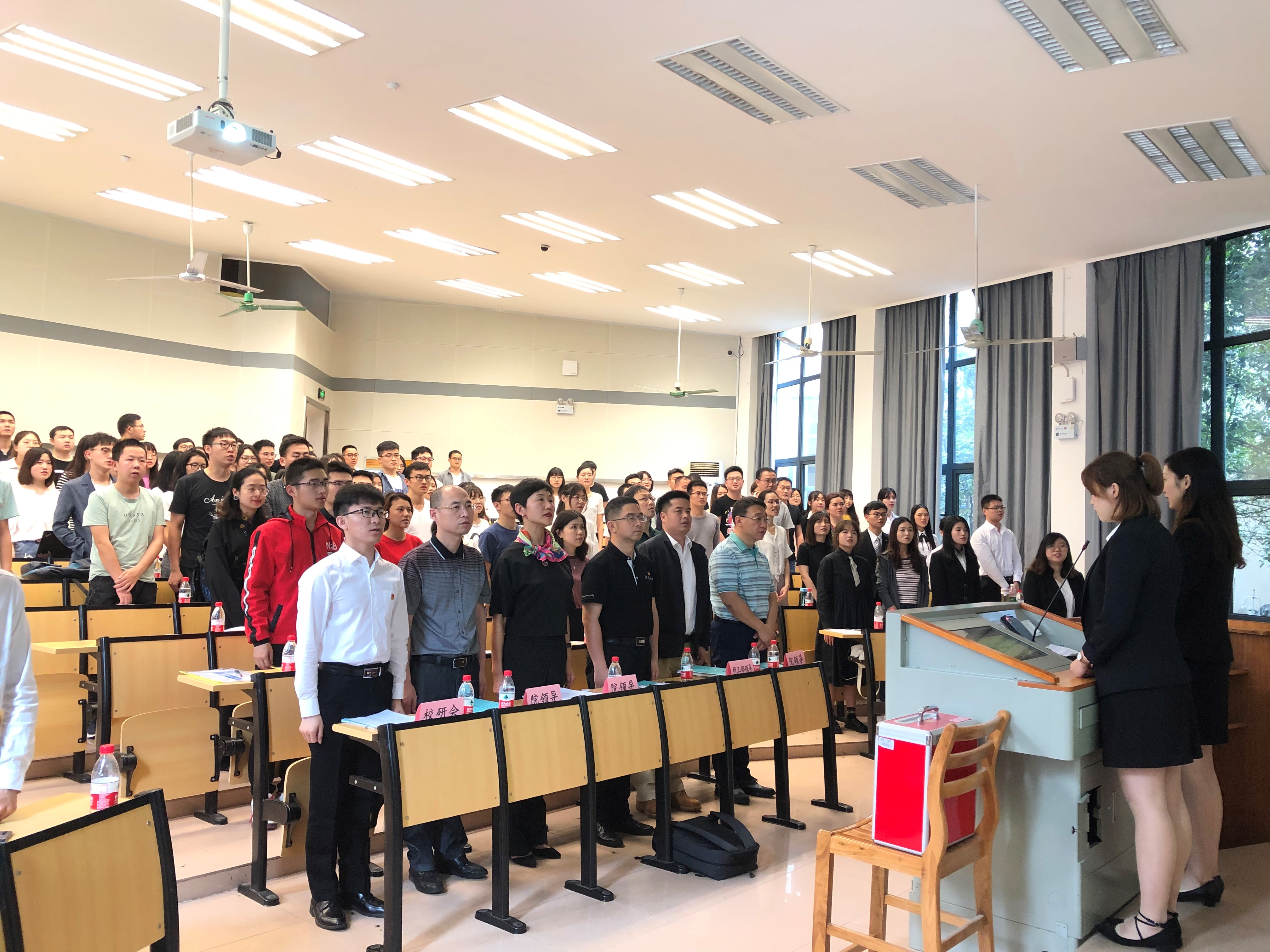 1、到場嘉賓與(yu) 學生共唱國歌.jpg