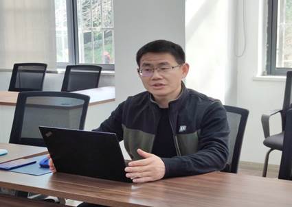 桌子上放著筆記本電腦的人 中度可信度描述已自動生成
