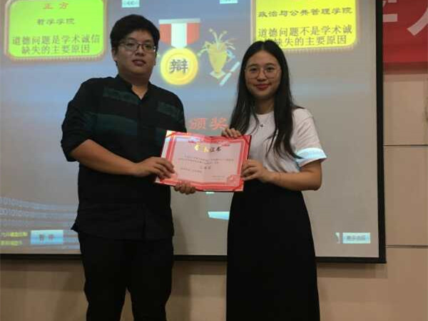 頒獎環節：我院代表上台領獎.jpg