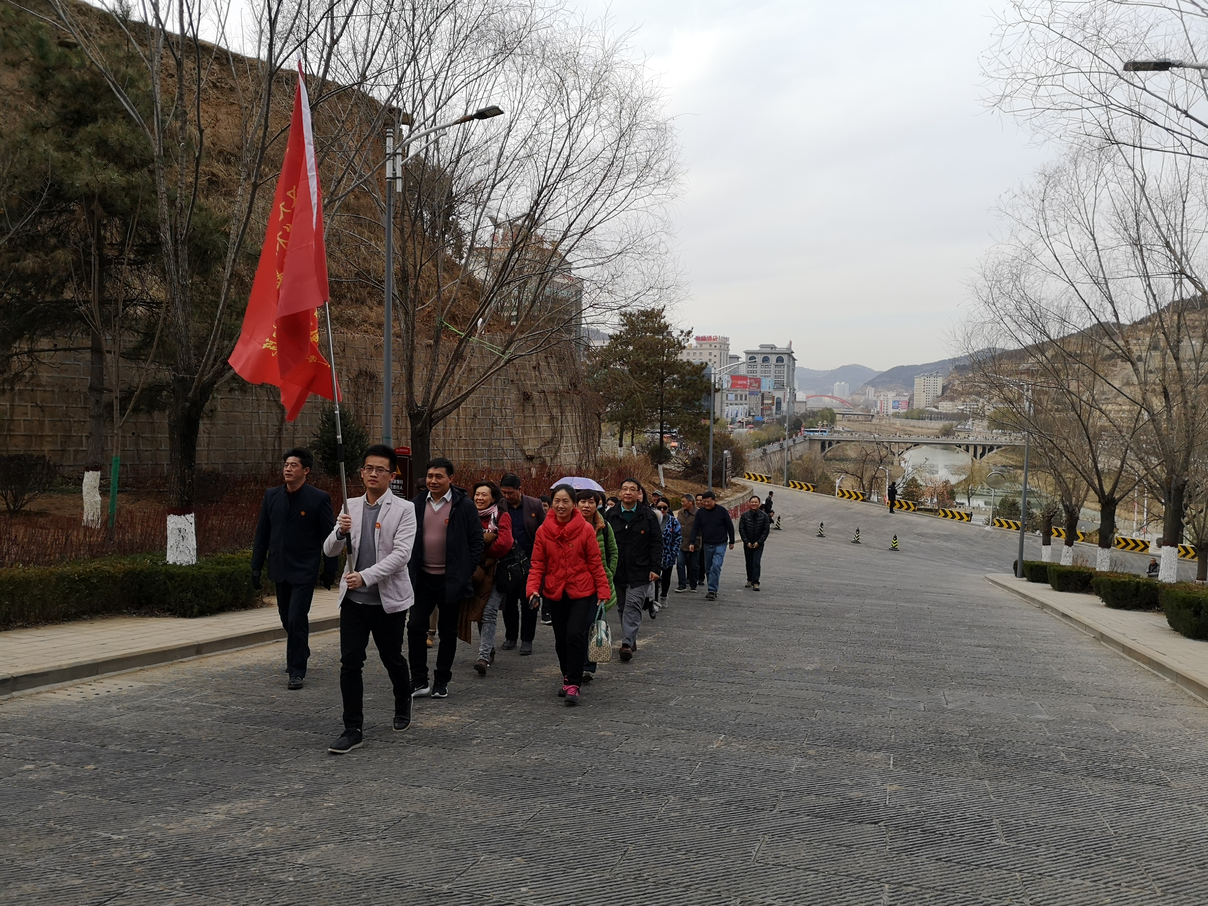攀登寶塔山.jpg