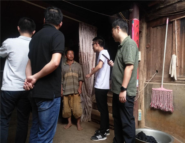9.趙家坤院友帶調研隊看望貧困戶.jpg